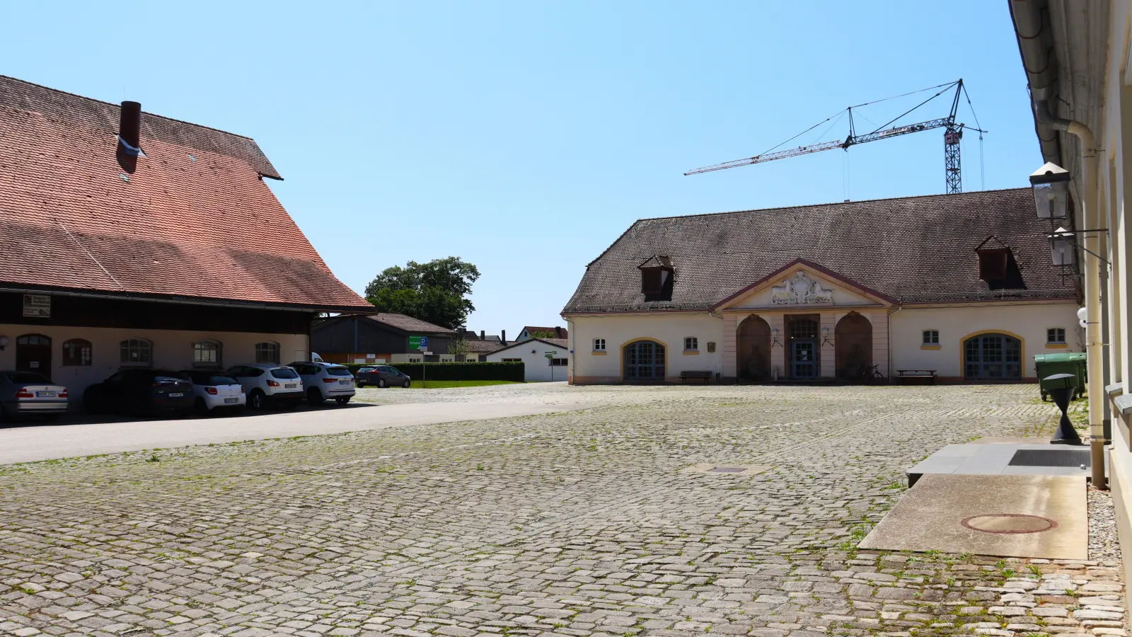 Die Mensa der Landwirtschaftlichen Lehranstalten Triesdorf (rechts) ist zu klein. Dort, wo aktuell der alte Kuhstall steht (links), soll ein Neubau entstehen. (Foto: Antonia Müller)