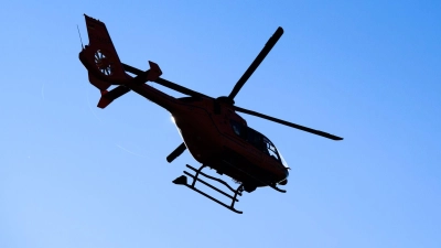 Schwerverletzte mussten nach einem Verkehrsunfall in Niederbayern mit dem Hubschrauber ins Krankenhaus geflogen werden (Archivbild).  (Foto: Julian Stratenschulte/dpa)