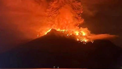 Lava glüht im Krater des Vulkans Ruang auf den Sanguine-Inseln in Indonesien. (Foto: Uncredited/BPBD Sitaro/AP/dpa)
