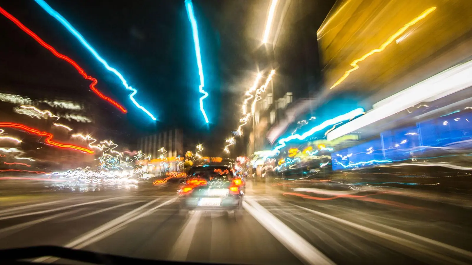 Extrem gefährlich: Wer bei Tempo 100 für eine Sekunde die Augen schließt, legt  28 Meter im Blindflug zurück. (Foto: Frank Rumpenhorst/dpa/dpa-tmn)