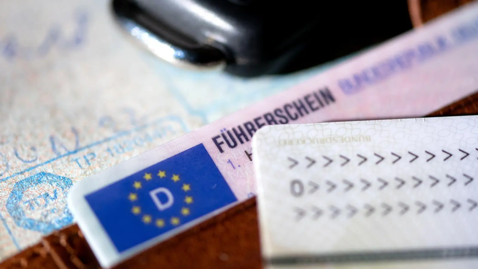 Weißes Pulver auf der Plastikkarte hat einem Autofahrer viel Ärger eingebrockt. (Symbolfoto)  (Foto: Sven Hoppe/dpa)