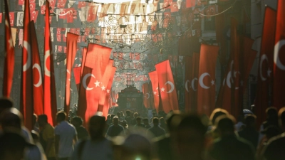 Streetfood zund gerade die gefüllten Muscheln gehören für viele zu einem Besuch in Istanbul dazu. (Symbolbild) (Foto: Ibrahim Oner/SOPA Images via ZUMA Press Wire/dpa)