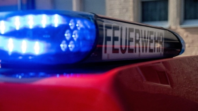 Die Feuerwehren aus Gallmersgarten und Burgbernheim waren wegen eines Brands in Steinach im Einsatz. (Symbolbild: Pia Bayer/dpa)