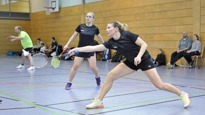 Das Damen-Doppel Nina Buckel (vorne) und Anita Kuguschew fuhr zwei Siege für den TSV Ansbach ein. (Foto: Martin Rügner)
