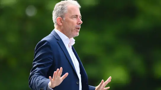 Dynamo-Geschäftsführer Jürgen Wehlend kritisiert die Vorfälle nach dem Relegationsspiel von Dynamo Dresden gegen den 1. FC Kaiserslautern. (Foto: Robert Michael/dpa-Zentralbild/dpa)