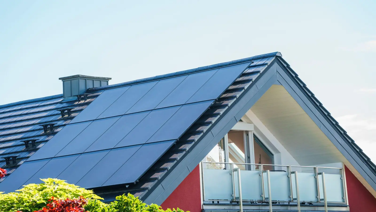 Immer mehr Haushalte in Deutschland setzen auf Sonnenenergie zur Stromerzeugung.  (Foto: Andreas Arnold/dpa)