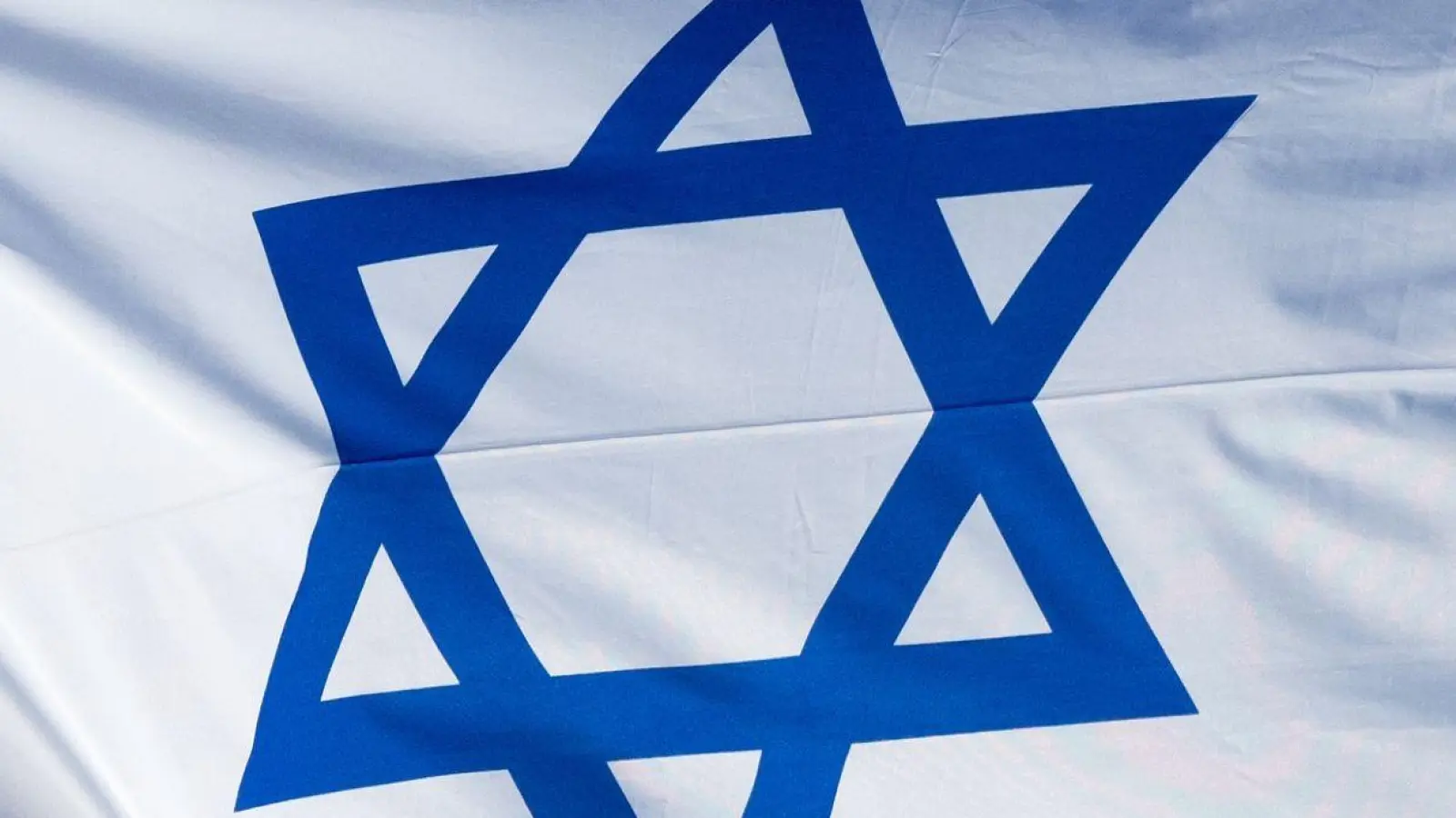 Die Flagge von Israel weht vor der bayerischen Staatskanzlei im Wind. (Foto: Sven Hoppe/dpa)