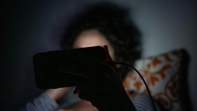 Kann das Einschlafen erschweren: übermäßige Smartphone-Nutzung im Bett. (Foto: Sebastian Gollnow/dpa/dpa-tmn)