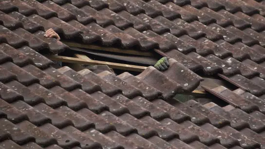 Ein Risikofaktor sind alte Sturmschäden, die bisher nicht beseitigt wurden. Gerade am Dach. (Foto: Marijan Murat/dpa/dpa-tmn)