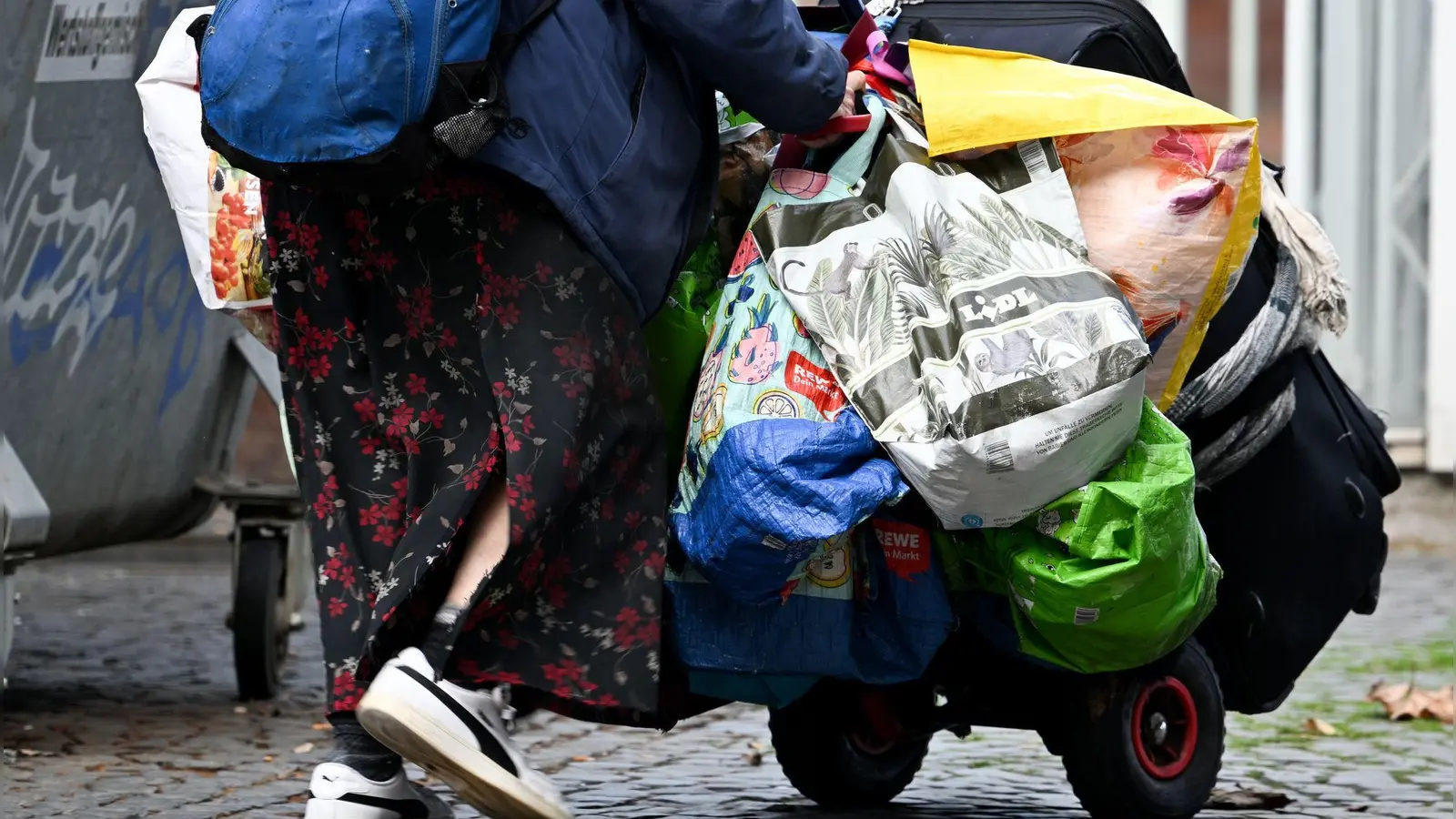 Knapp eine halbe Million Menschen sind von den Kommunen untergebracht, weil sie keine eigene Wohnung haben. (Symbolbild)  (Foto: Arne Dedert/dpa)