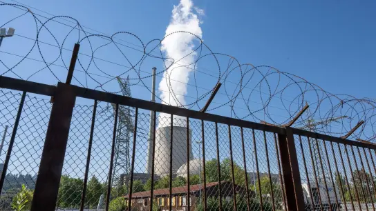 Ein Zaun mit Stacheldraht sichert das Kernkraftwerk Isar 2. (Foto: Peter Kneffel/dpa/Symbolbild)