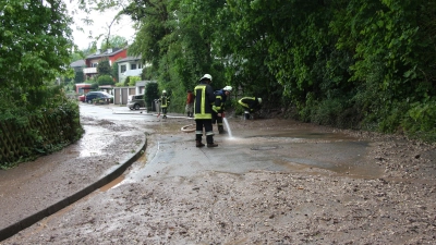 Die Schlammschlacht nach der großen Regenflut: Feuerwehrleute räumten im Mai 2018 die Hinterlassenschaft der Überschwemmung an der Richard- Wagner-Straße auf. (Foto: Alexander Biernoth)