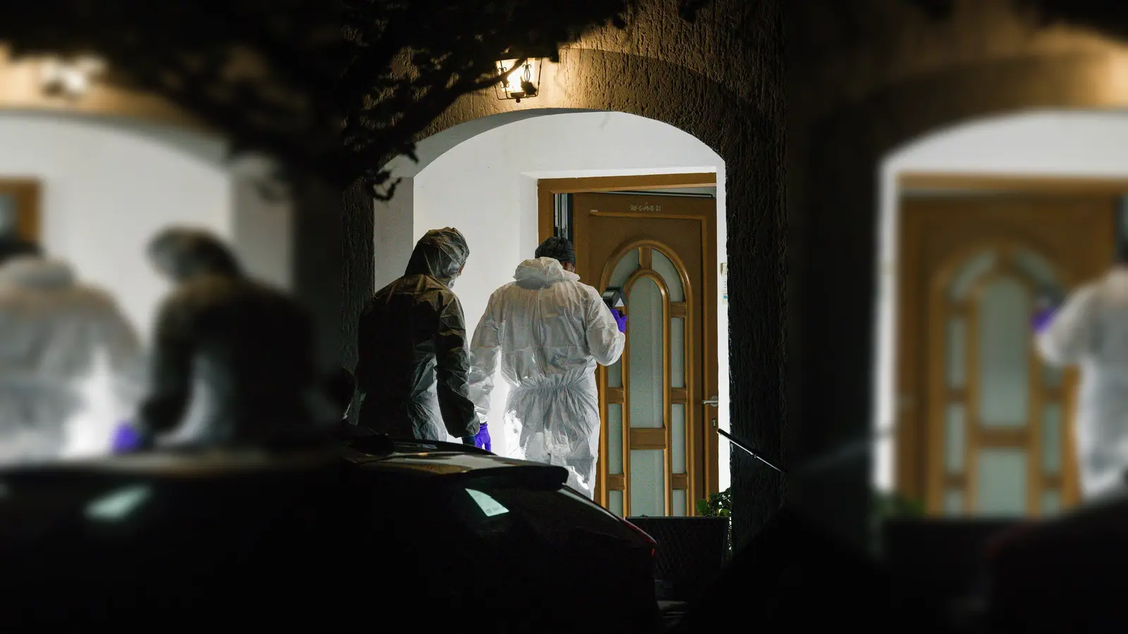 Polizisten betreten im österreichischen Geretsberg ein Haus, in dem ein 82-jähriger Mann gestorben ist. (Foto: Daniel Scharinger/APA/dpa)