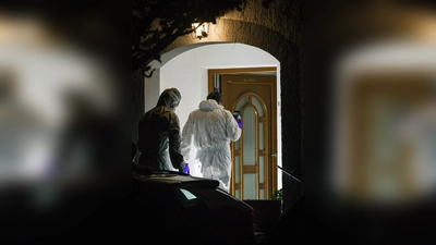 Polizisten betreten im österreichischen Geretsberg ein Haus, in dem ein 82-jähriger Mann gestorben ist. (Foto: Daniel Scharinger/APA/dpa)