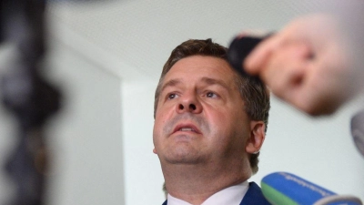 Noch-Ministerpräsident Sven Schulze (CDU) steht im Fokus der Medien - und auch seiner Partei. (Foto: Klaus-Dietmar Gabbert/dpa)