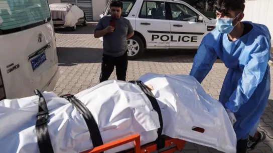 Ein Sanitäter transportiert die Leiche eines Opfers nach einem Artilleriebeschuss in einem Touristenort im Nordirak ab. (Foto: Ismael Adnan/dpa)