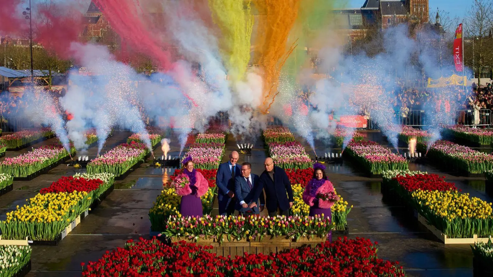 Pyrotechnik wird anlässlich des nationalen Tulpentages, der Eröffnung der Tulpensaison 2026, auf dem Museumsplatz in Amsterdam gezündet. (Foto: Peter Dejong/AP/dpa)