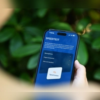 Die Handynutzer sollen in den kommenden Tagen möglichst häufig ihr Handy zücken, um mit der App Mobilfunk-Check Tests zu machen. (Foto: Wolf von Dewitz/dpa)