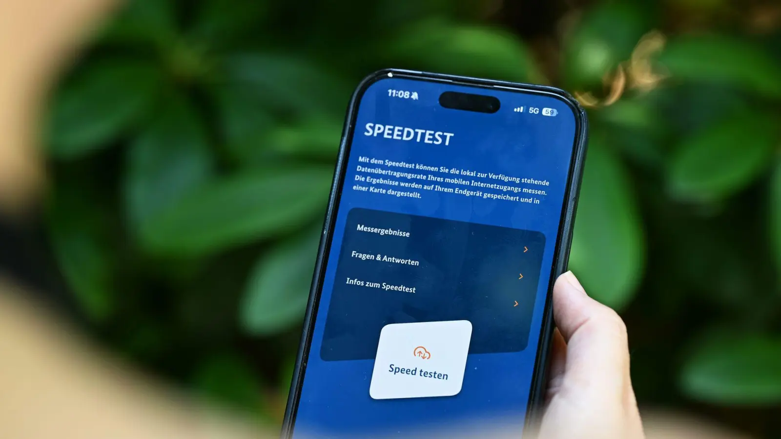 Die Handynutzer sollen in den kommenden Tagen möglichst häufig ihr Handy zücken, um mit der App Mobilfunk-Check Tests zu machen. (Foto: Wolf von Dewitz/dpa)