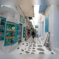 Geschäfte in der Altstadt von Mykonos: Um die 20 Prozent mehr für sein Geld bekommt man noch in Griechenland. (Foto: Andrea Warnecke/dpa-tmn)
