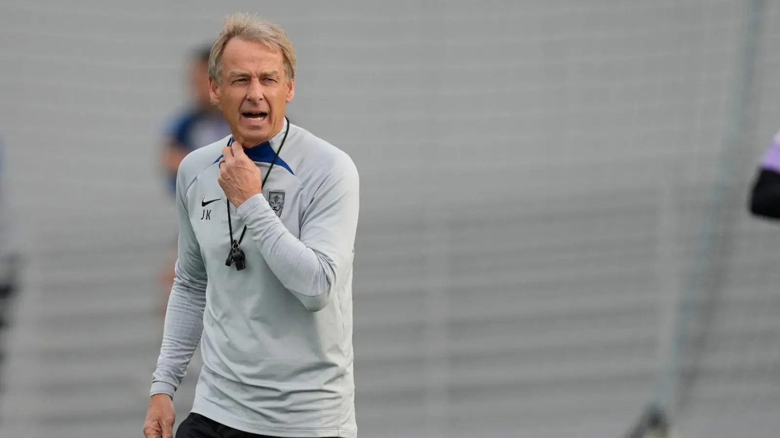 Jürgen Klinsmann droht das Aus als Trainer des südkoreanischen Nationalteams. (Foto: Thanassis Stavrakis/AP/dpa)