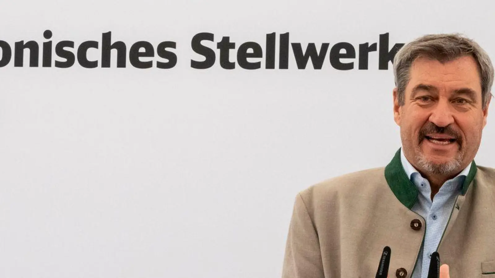 „Endlich“: Ministerpräsident Markus Söder (CSU) freut sich wie wohl viele Fahrgäste über das neue S-Bahn-Stellwerk in München. (Foto: Peter Kneffel/dpa)