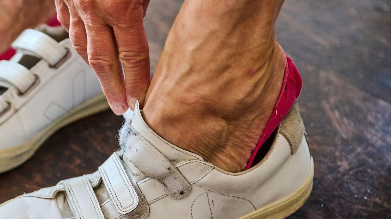 Diabetikerinnen und Diabetiker mit Nervenschäden sollten täglich ihre Füße auf Schwellungen, Rötungen oder andere Veränderungen untersuchen. (Foto: Annette Riedl/dpa/dpa-tmn)