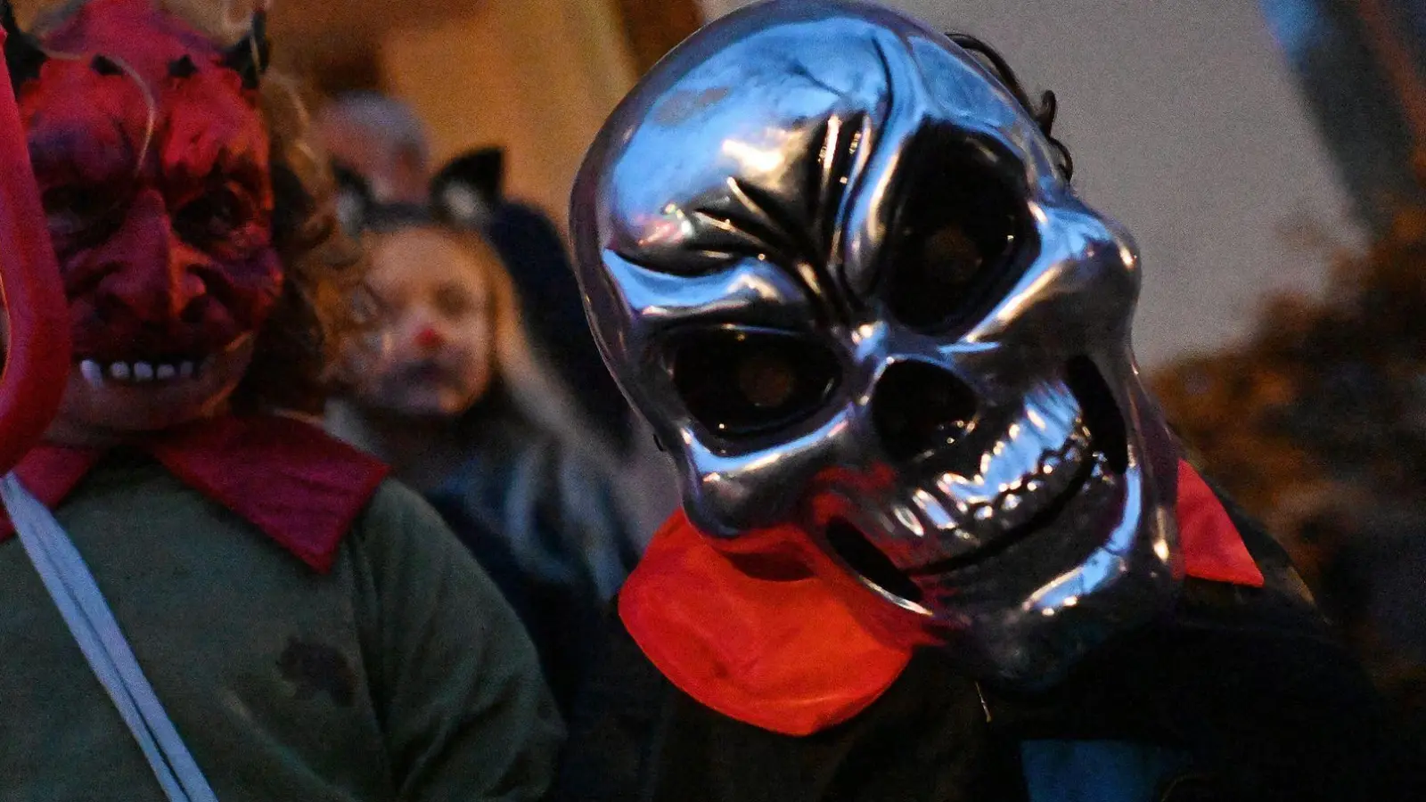 Halloween: Gruselig kostümieren ist in Ordnung, anderen Streiche zu spielen, kann aber Grenzen überschreiten. (Foto: Swen Pförtner/dpa/dpa-tmn)