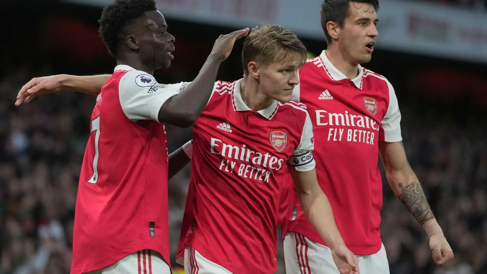 Arsenals Martin Odegaard (M) traf beim 3:1-Sieg gegen Chelsea doppelt. (Foto: Kin Cheung/AP)