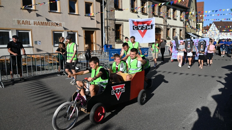 Jubiläums-Truppe: Der CVJM Leutershausen, der sich seit vielen Jahren für Notleidende und Hilfsbedürftige in aller Welt einsetzt, wird heuer 100 und präsentierte sich selbst in der Sponsorenrunde beim jüngsten Altstadtrennen. (Foto: Wolfgang Grebenhof)