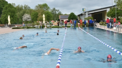 Nicht wenige stürzten sich ins kalte Wasser des Neustädter Waldbads. Der Körper wurde warm dadurch, teilte ein Schwimmer mit. (Foto: Anita Dlugoß)