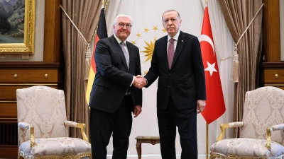 Handschlag in Ankara: Bundespräsident Frank-Walter Steinmeier (l) und der türkische Präsident Recep Tayyip Erdogan. (Foto: Bernd von Jutrczenka/dpa)