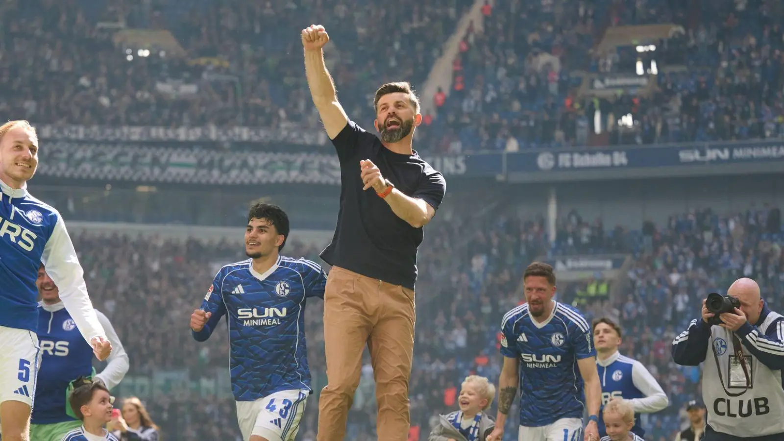 Die Schalker feiern mit ihren Fans. (Foto: Bernd Thissen/dpa)