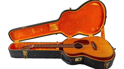 Don McLeans Akustikgitarre wurde zu einem stolzen Preis versteigert. (Foto: Julien's Auctions/dpa)