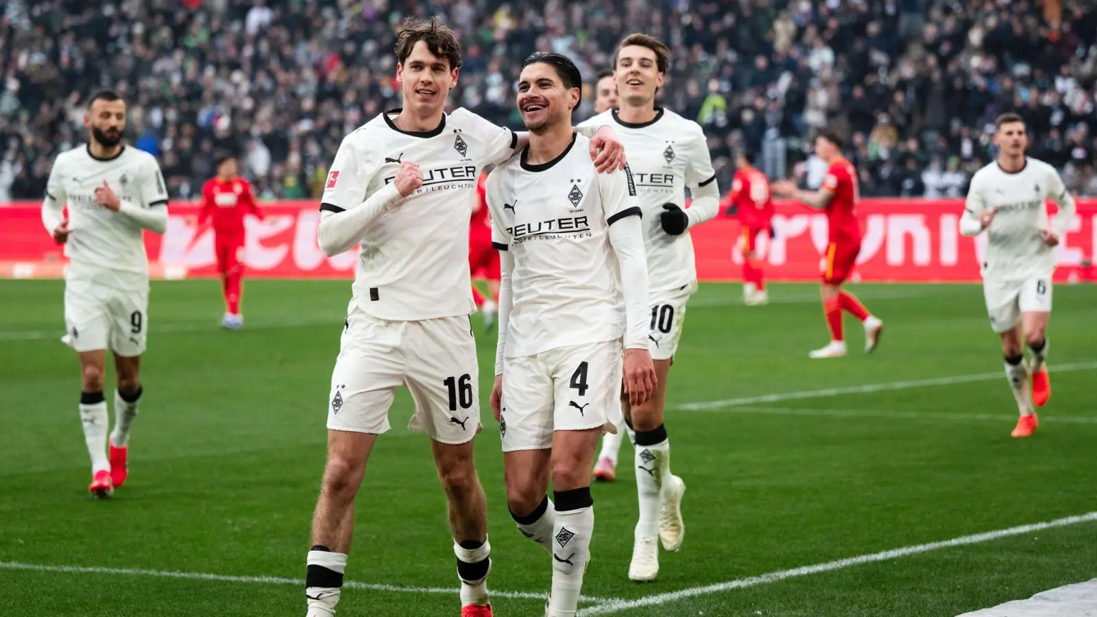 Sander und Diks freuen sich über die frühe Führung. (Foto: Marius Becker/dpa)