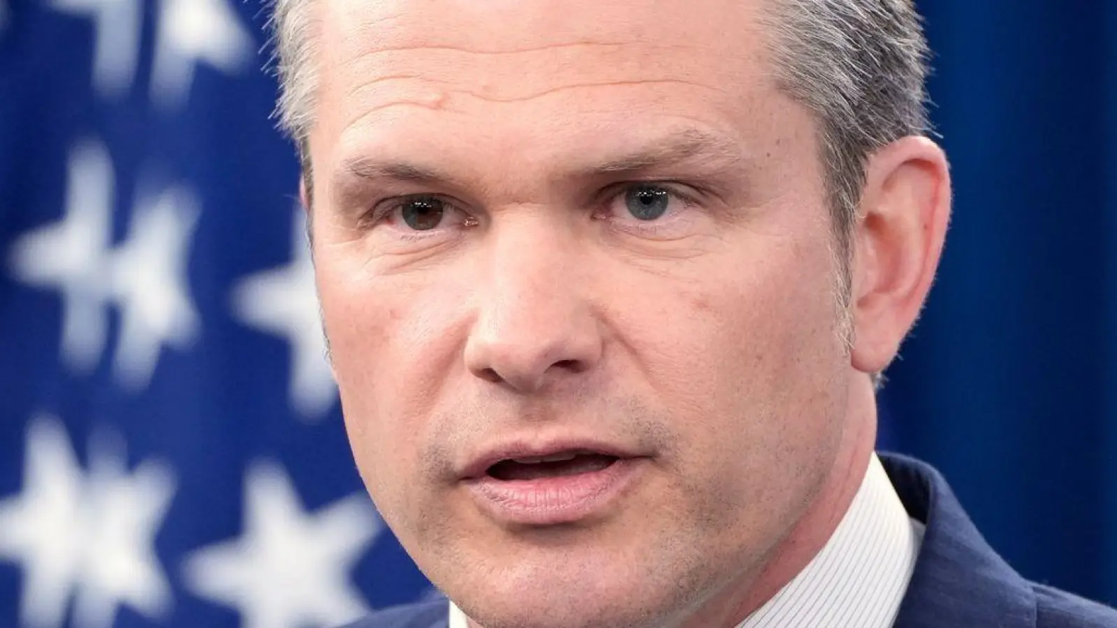 US-Verteidigungsminister Pete Hegseth spricht vom längsten Einsatz der Tarnkappenbomber seit 2001.  (Foto: Alex Brandon/AP/dpa)