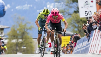 Richard Carapaz setzte sich auf der vierten Etappe der Tour de Romandie knapp gegen Florian Lipowitz durch. (Foto: Jean-Christophe Bott/KEYSTONE/dpa)