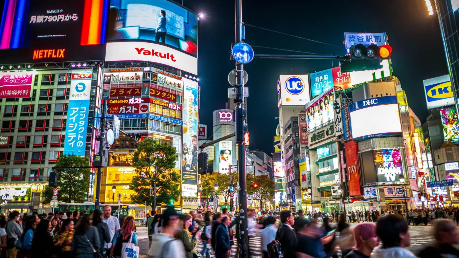 Von Touristen gern besucht - nicht nur wegen der bekannten Kreuzung: der Bezirk Shibuya im Zentrum von Tokio. (Foto: Sina Schuldt/dpa/dpa-tmn)
