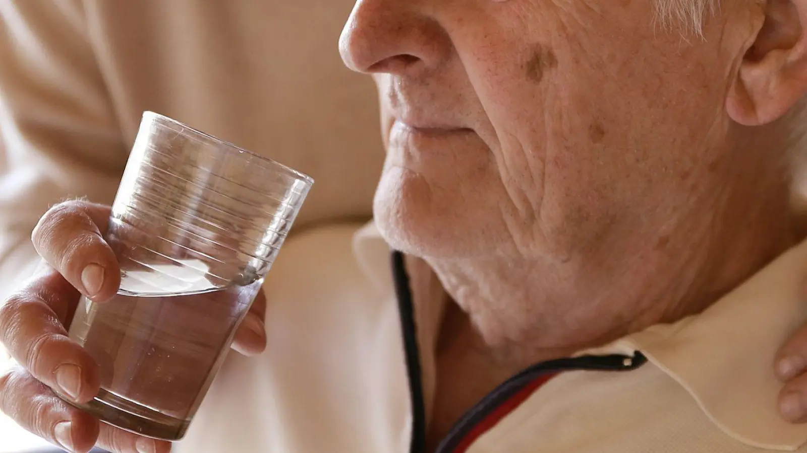 Die Pflege eines Angehörigen kann sowohl körperlich, als auch emotional ziemlich anstrengend sein.  (Foto: Mascha Brichta/dpa Themendienst/dpa-tmn)