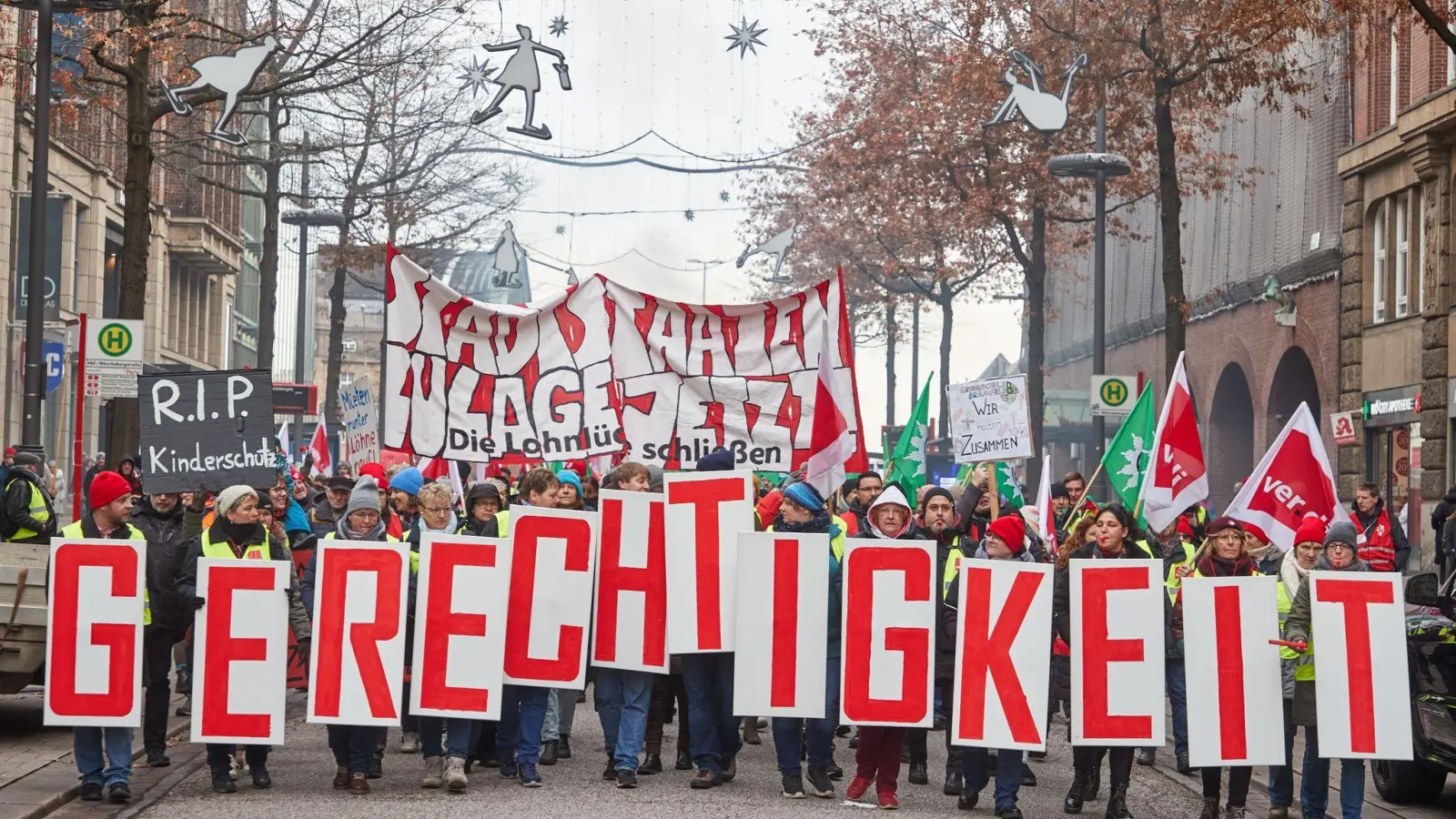 „Gerechtigkeit“ - Teilnehmer ziehen beim „Stadtstaatenstreik“ durch die Hamburger Mönckebergstraße. (Foto: Georg Wendt/dpa)