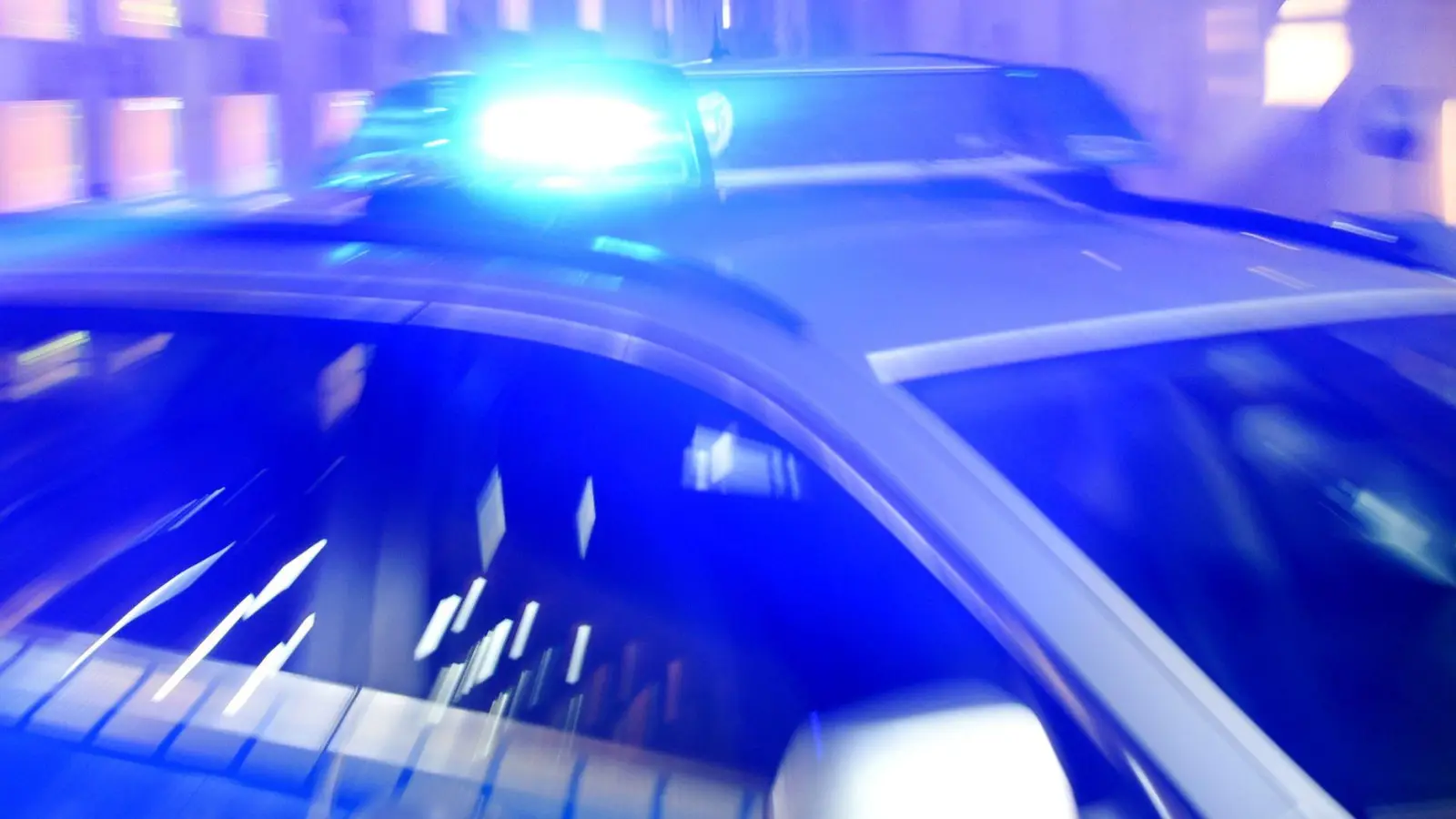 Weil ein Mann mit Waffe gemeldet worden war, schickte die Polizei zwölf Streifenwagen los. (Symbolbild) (Foto: Carsten Rehder/dpa)