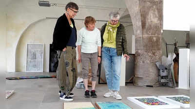 Irmgard Peetz-Hahn, Rita Zeller und Irmtraud Schmidt-Hartung (von links) diskutieren: Wo kommt welches Werk im Fleischhaus am besten zur Geltung? Das Ergebnis ist ab Donnerstag zu sehen. (Foto: Simone Hedler)