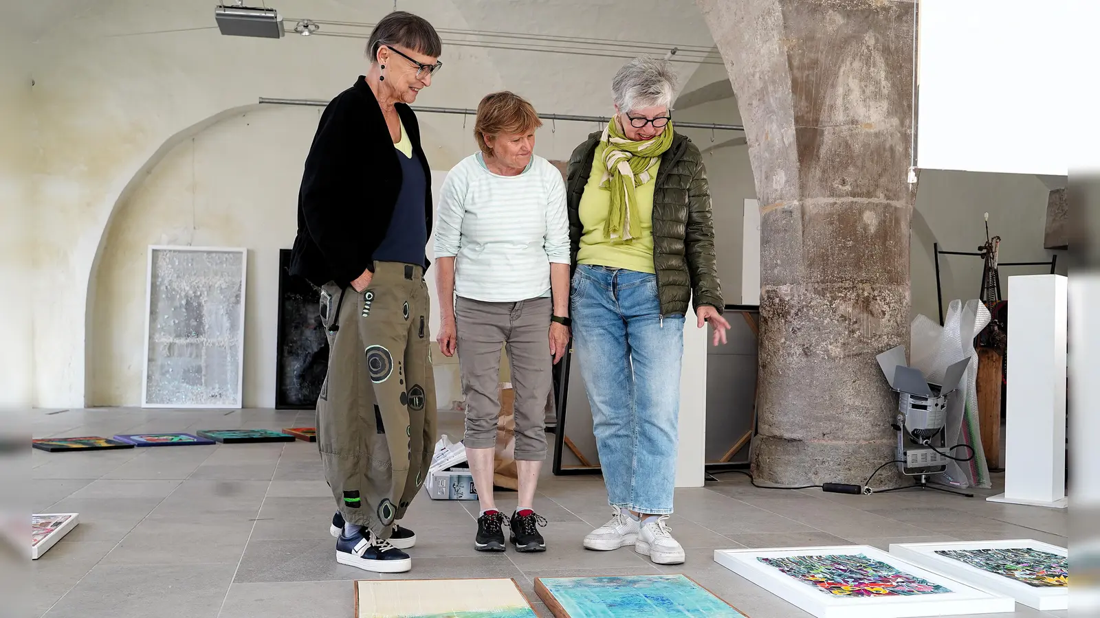 Irmgard Peetz-Hahn, Rita Zeller und Irmtraud Schmidt-Hartung (von links) diskutieren: Wo kommt welches Werk im Fleischhaus am besten zur Geltung? Das Ergebnis ist ab Donnerstag zu sehen. (Foto: Simone Hedler)