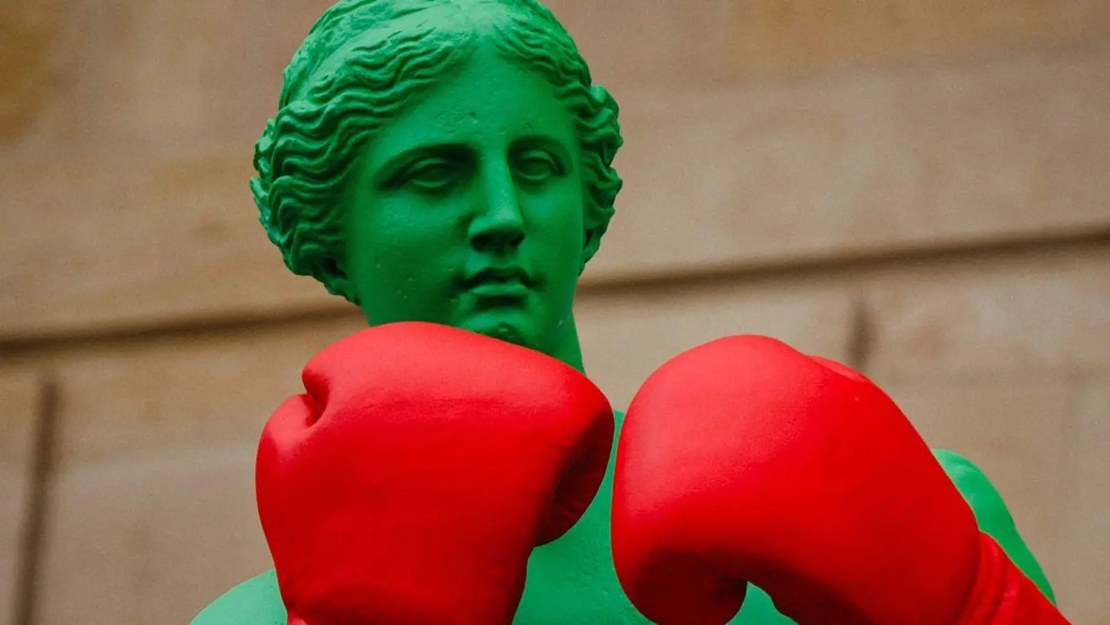 Eine Venus von Milo-Skulptur als Teil einer Installation des französischen Künstlers Laurent Perbos ist in Paris ausgestellt. Die Installation besteht aus sechs Skulpturen, wobei jede der Skulpturen verschiedene Sportarten der Olympischen und Paralympischen Spiele verkörpert. (Foto: Dimitar Dilkoff/AFP/dpa)
