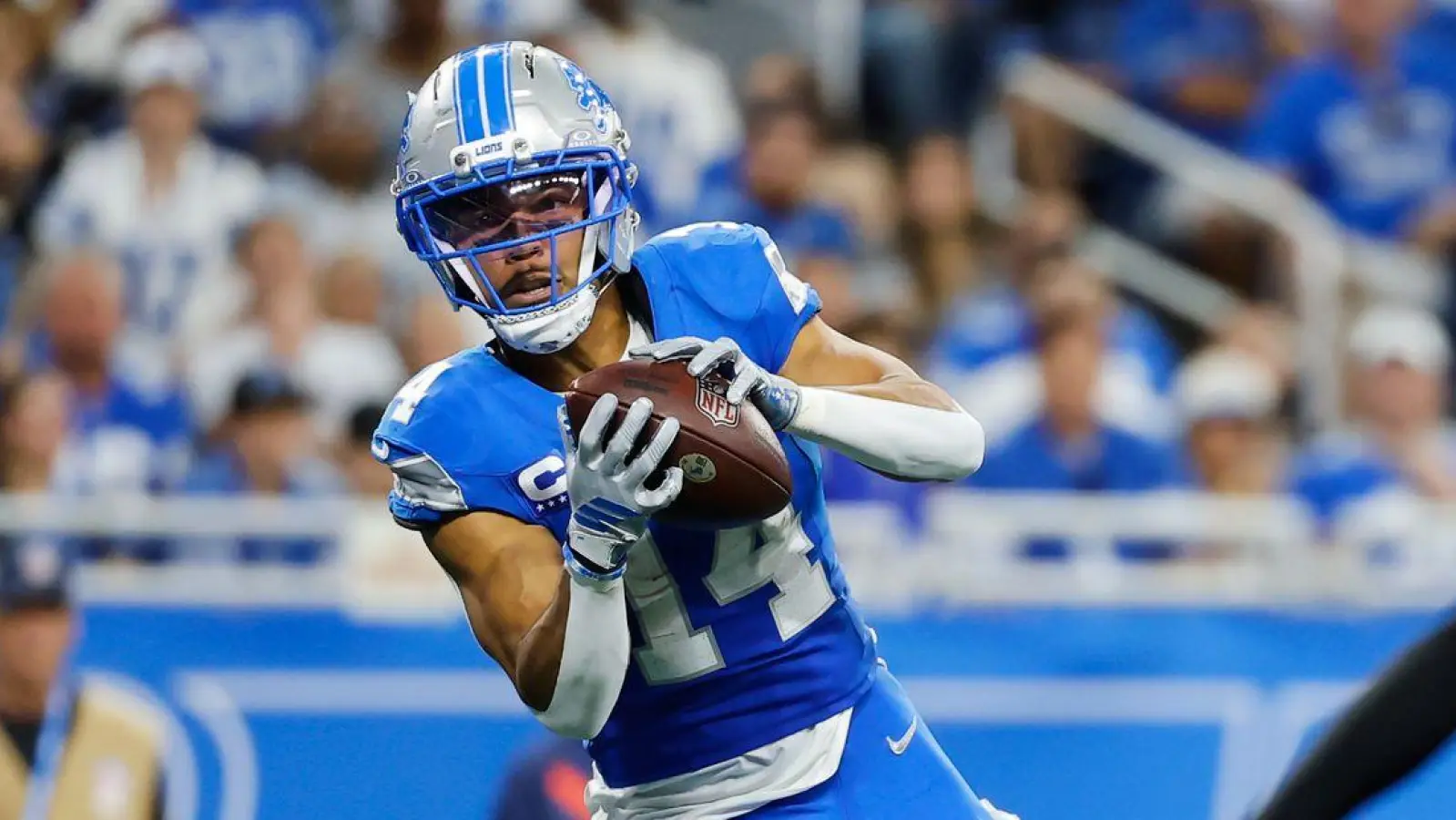 St. Brown (links) erzielte im ersten Saisonspiel zwei Touchdowns für die Lions. (Foto: Rey Del Rio/AP/dpa)