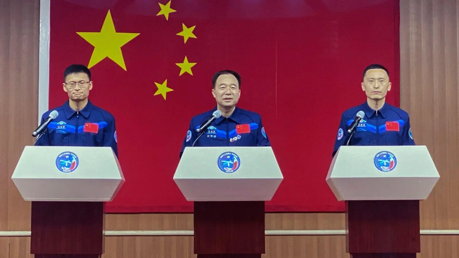Rund fünf Monate soll die Mission der chinesischen Astronauten Gui Haichao l-r), Jing Haipeng und Zhu Yangzhu dauern. (Foto: Mark Schiefelbein/AP)