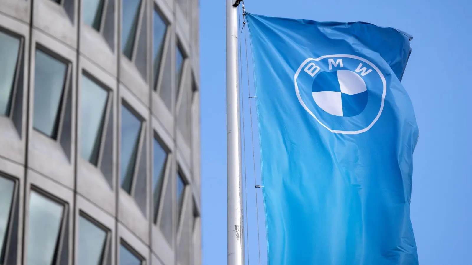 Um deutschlandweit einheitliche Preise für seine Neufahrzeuge durchsetzen, will BMW den Kaufvertrag mit den Kunden künftig selbst abschließen. (Foto: Sven Hoppe/dpa)