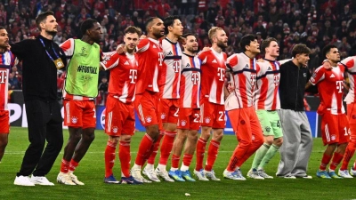 Die Stars des FC Bayern lassen sich feiern. (Foto: Tom Weller/dpa)