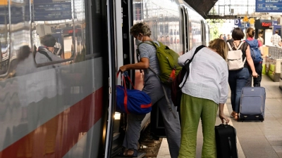 Reisende steigen am Kölner Hauptbahnhof in einen ICE-Zug nach Berlin. (Foto: Roberto Pfeil/dpa)