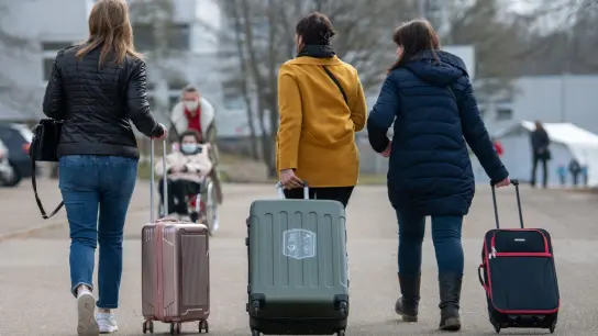 Drei aus der Ukraine stammende Frauen auf dem Weg in die Landeserstaufnahmestelle für Flüchtlinge in Ellwangen. (Foto: Stefan Puchner/dpa)